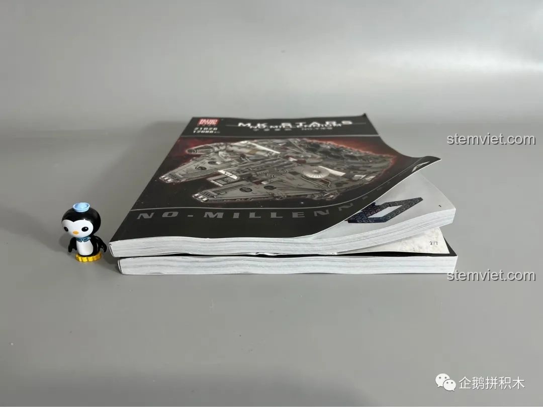 Góc nhìn cận cảnh một trong hai cuốn sách hướng dẫn lắp ráp Tàu Thiên Niên Kỷ Mould King 21026, cho thấy độ dày và chi tiết của hướng dẫn.