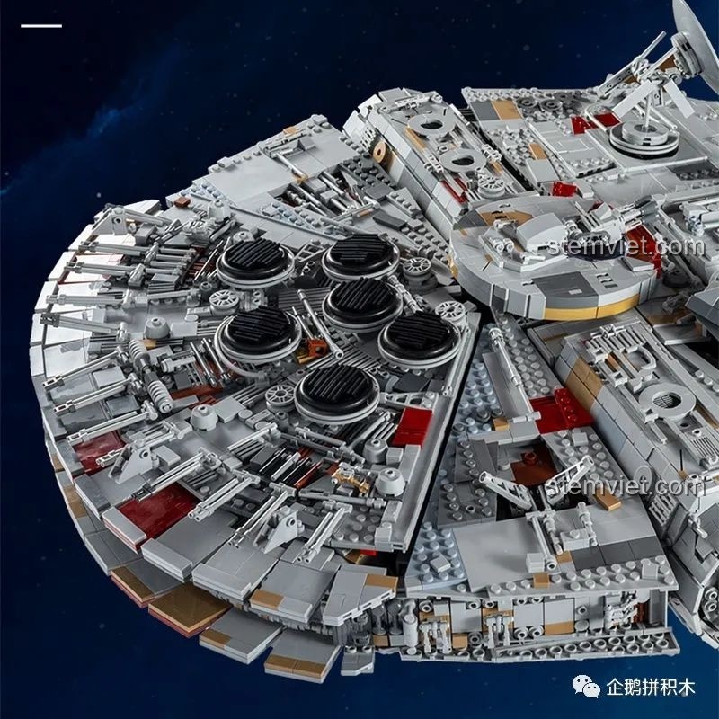 Góc nhìn cận cảnh phần thân trên của Tàu Thiên Niên Kỷ Mould King 21026, với các chi tiết bề mặt phức tạp và chân thực.