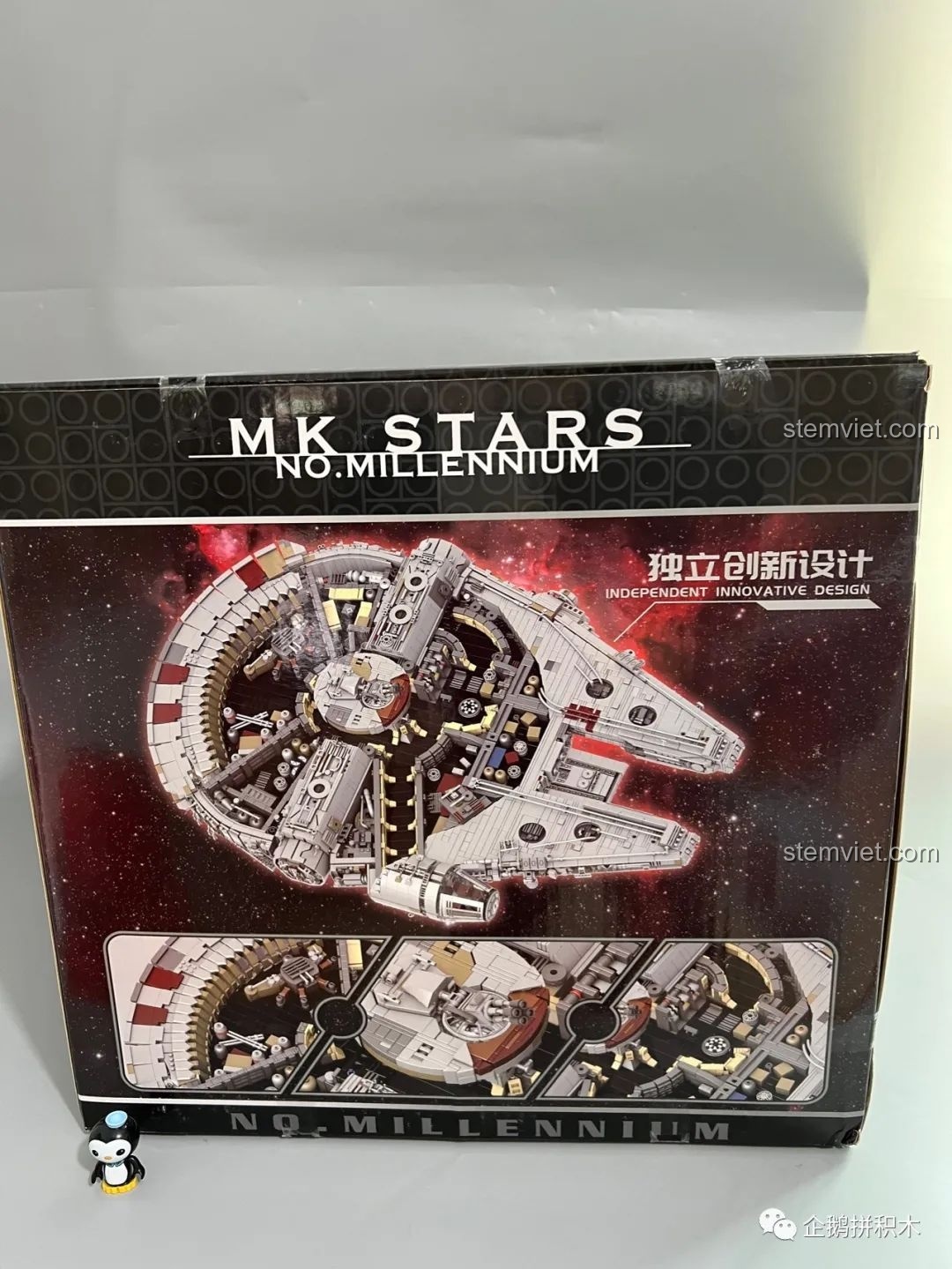 Mặt sau của hộp Tàu Thiên Niên Kỷ Mould King 21026, nhấn mạnh thiết kế sáng tạo độc lập và các chi tiết nội thất nổi bật.