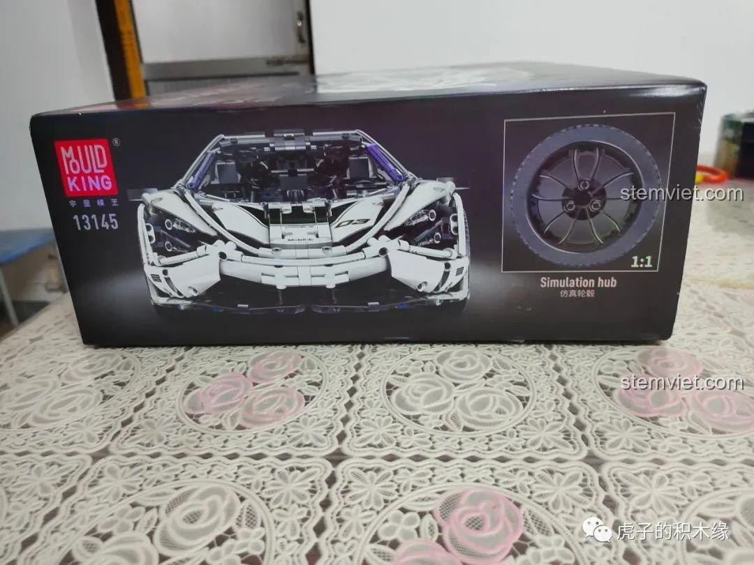 Mặt trước hộp Mould King 13145 McLaren 720S, hiển thị bánh xe tỷ lệ 1:1 và phần đầu xe. Bộ đồ chơi McLaren 720S 13145D giá hời.