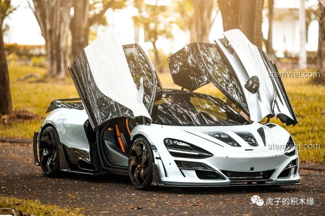 Góc cận cảnh siêu xe McLaren 720S Mould King 13145D với cửa cánh bướm mở rộng, thể hiện sự sang trọng và mạnh mẽ. Trải nghiệm Mould King 13145D McLaren 720S.