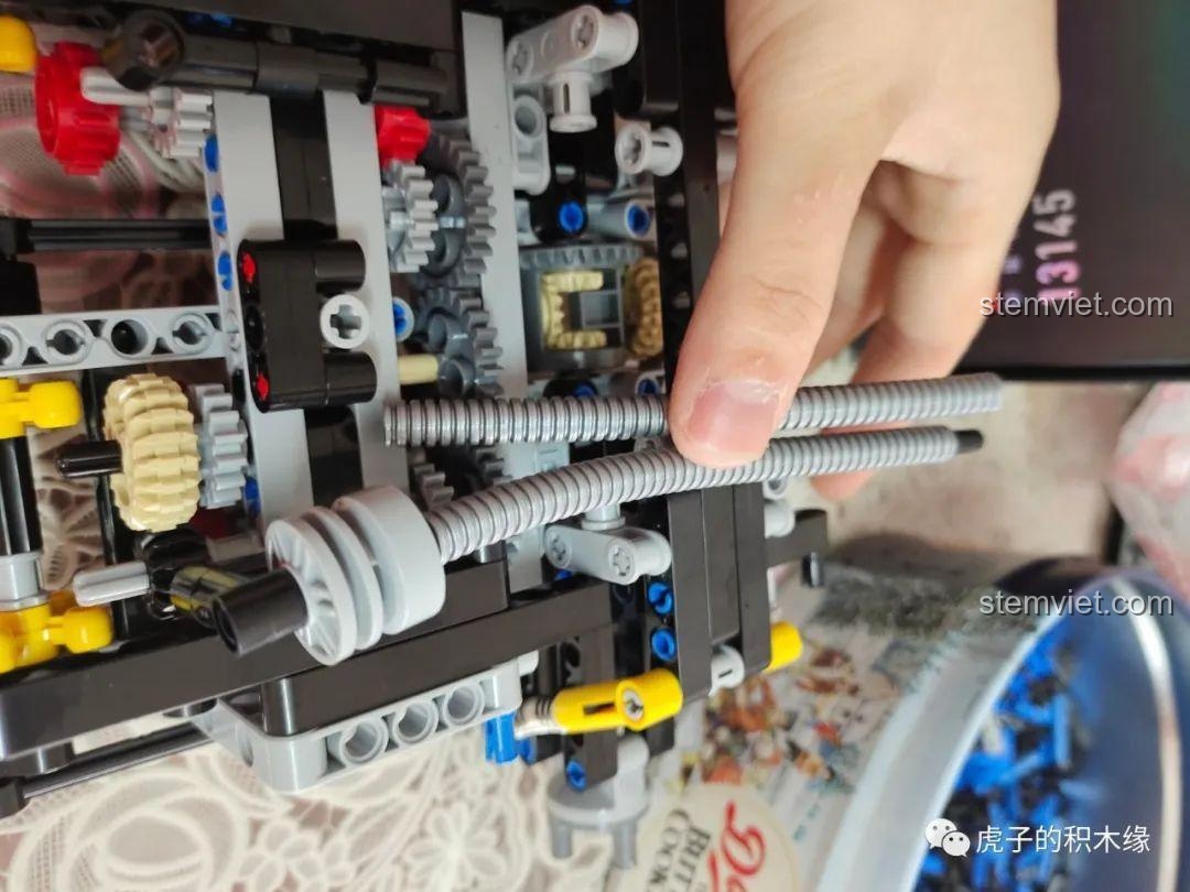 Hướng dẫn cắt ống thành 8 đơn vị trong quá trình lắp ráp Mould King 13145 McLaren 720S. Đồ chơi mô hình Siêu xe McLaren 720S 13145 tiết kiệm.