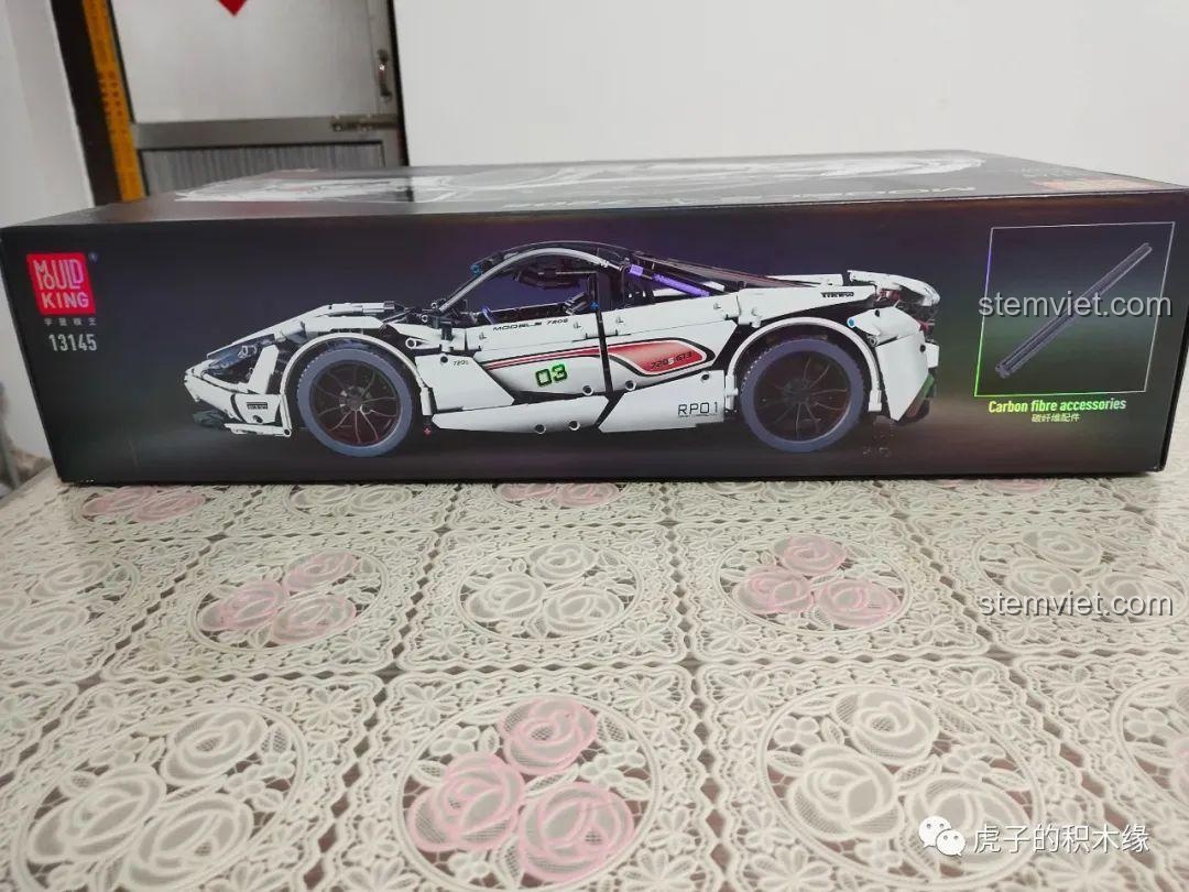 Mặt bên hộp Mould King 13145 McLaren 720S, giới thiệu phụ kiện sợi carbon và tổng thể mô hình. Bộ lắp ráp Mô hình McLaren 720S 13145 D giá hời.