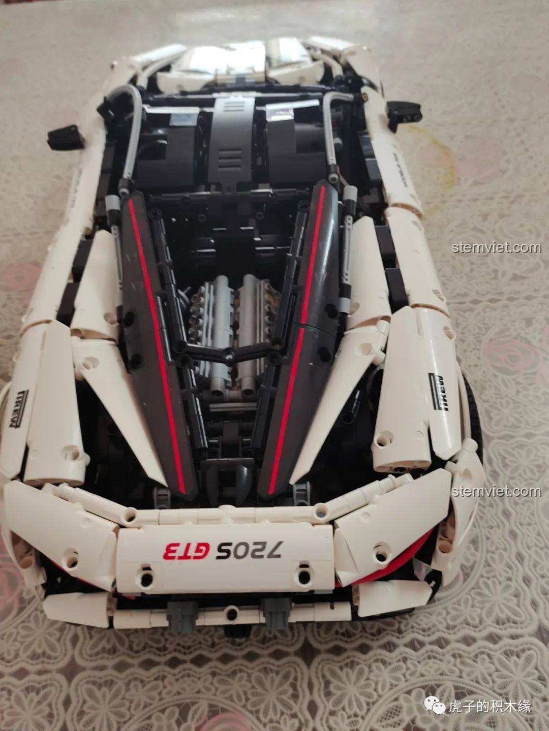 Mô hình McLaren 720S Mould King 13145D hoàn chỉnh, thể hiện các chức năng như lái, mở cửa, nâng cánh gió. Đồ chơi mô hình Xe thể thao McLaren 720S Mould King giá rẻ.