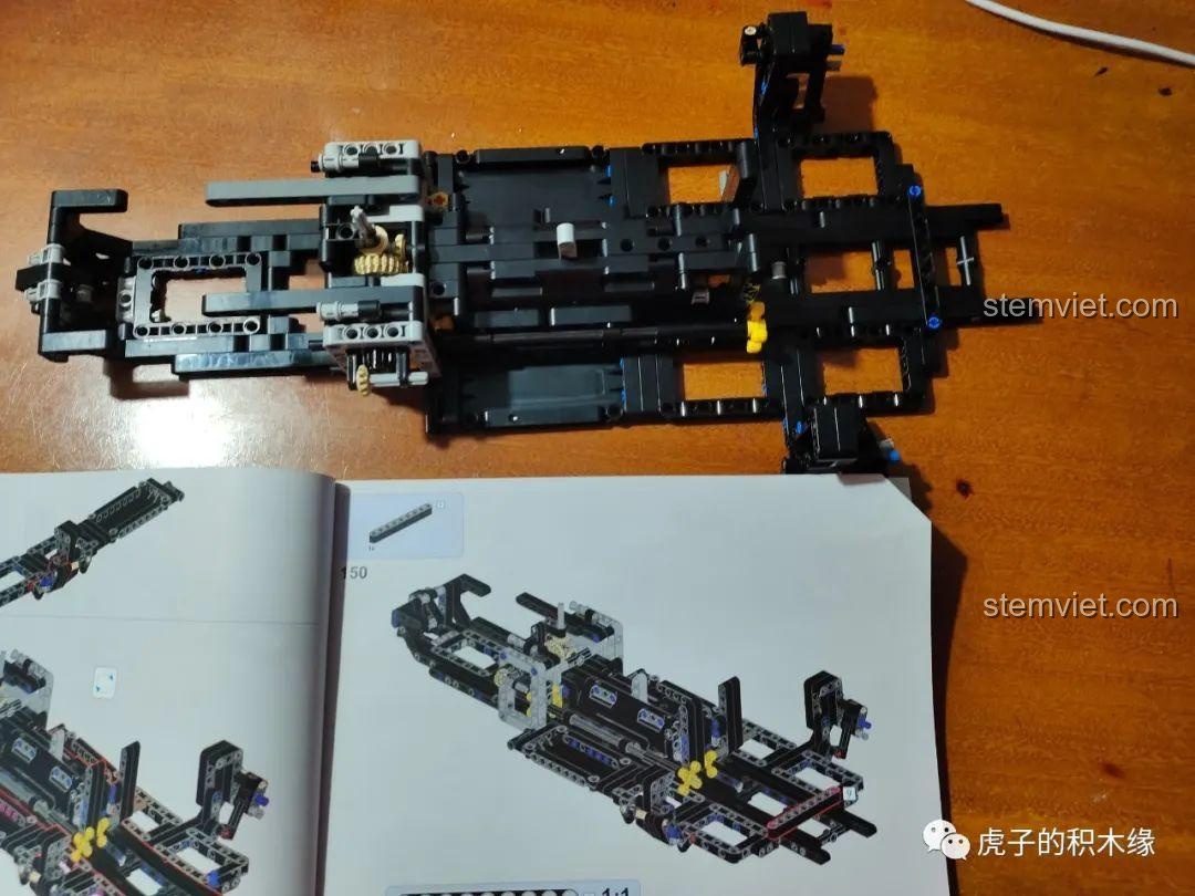 Cơ cấu nâng hạ cánh gió sau của McLaren 720S Mould King 13145D, hoạt động mượt mà. Review Mould King 45 McLaren 720S.
