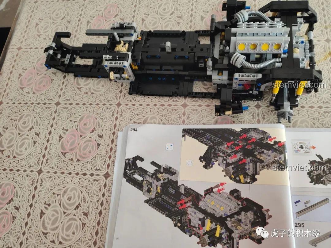 Cận cảnh cơ cấu nâng hạ cửa cánh bướm của McLaren 720S Mould King 13145D, với các chi tiết cơ khí. Trải nghiệm Mould King 13145D McLaren 720S.