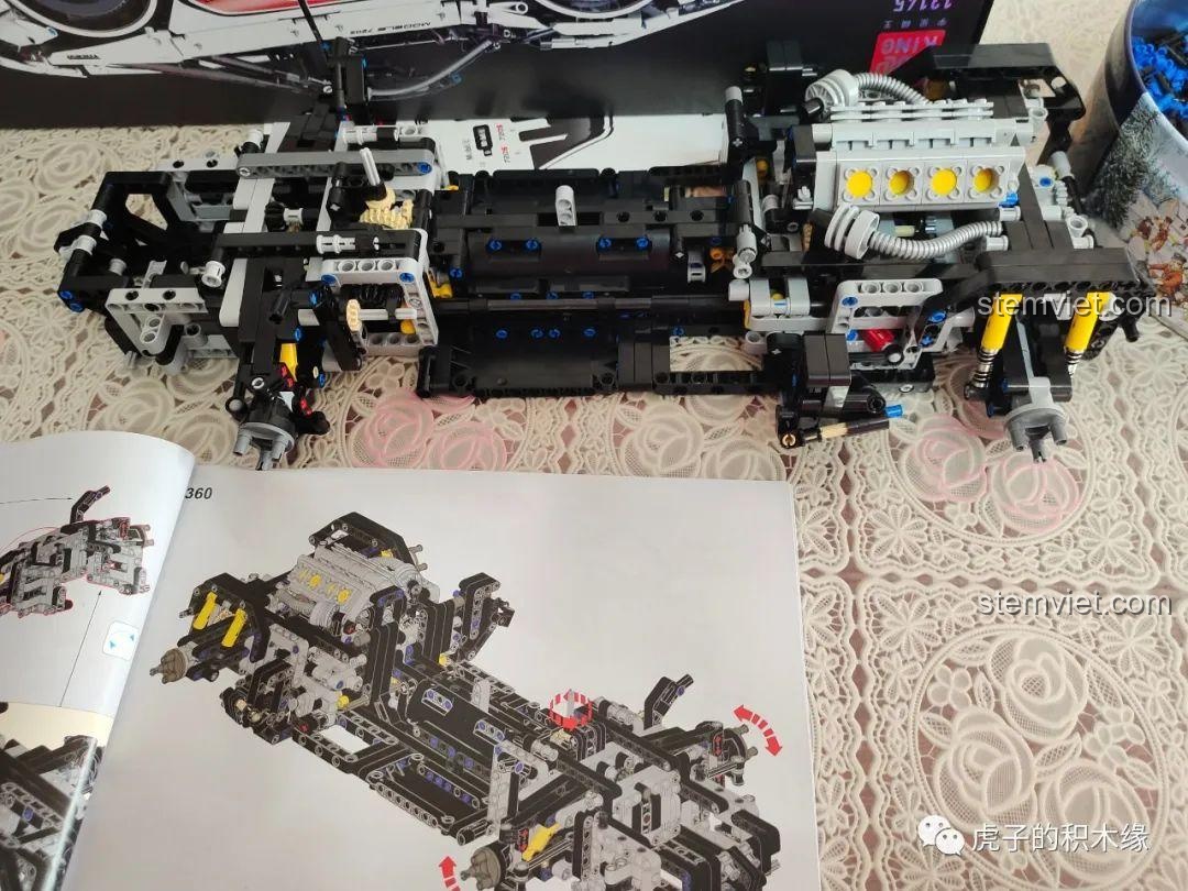 Một góc nhìn khác về cơ cấu cửa cánh bướm của McLaren 720S Mould King 13145D, thể hiện sự linh hoạt. Đồ chơi xây dựng 45 chất lượng cao giá tốt.