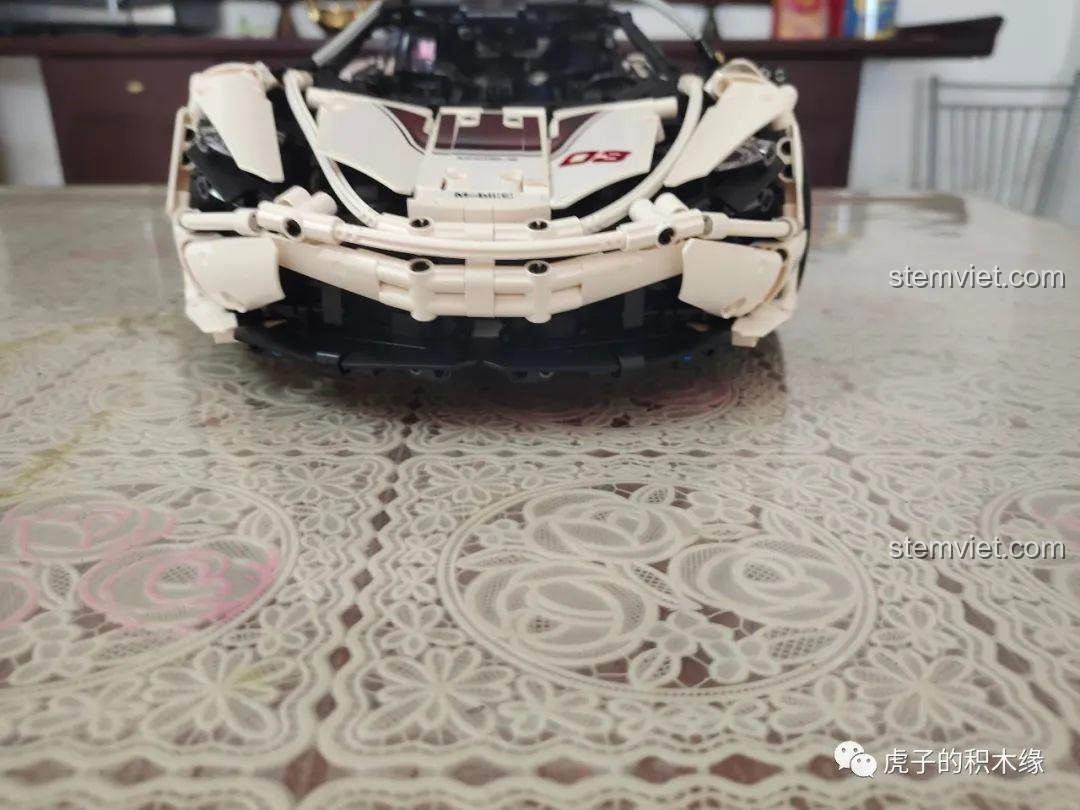 Cận cảnh phần đầu xe McLaren 720S Mould King 13145D, thể hiện sự mạnh mẽ và chi tiết của lưới tản nhiệt và đèn pha. Cảm nhận Mould King 45 Mô hình McLaren 720S.