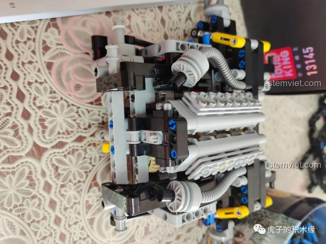 Cận cảnh động cơ V8 của mô hình McLaren 720S Mould King 13145D, với cấu trúc xi lanh chi tiết. Đồ chơi mô hình Xe thể thao McLaren 720S Mould King giá rẻ.