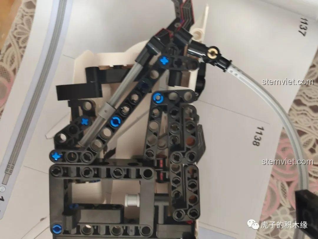 Ghế ngồi màu đen và các chi tiết nội thất khác của McLaren 720S Mould King 13145D, tạo không gian sang trọng. Bộ lắp ráp 45 giá bình dân.