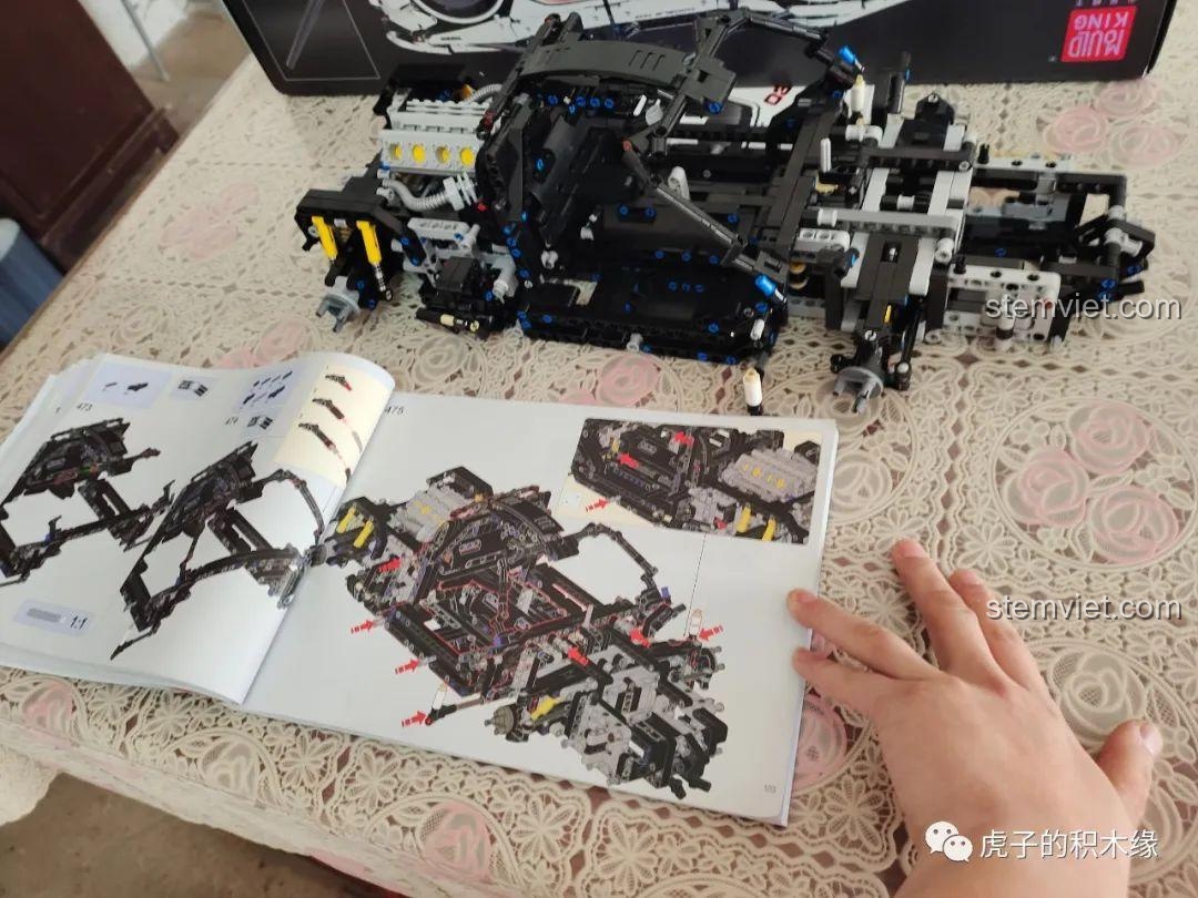 Giai đoạn đầu tiên của quá trình lắp ráp Mould King 13145 McLaren 720S, bắt đầu từ khung gầm và cần số. Siêu xe McLaren 720S 13145D giá tốt.