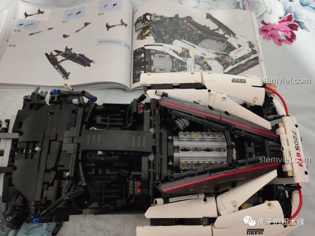 Giai đoạn ba của quá trình lắp ráp Mould King 13145 McLaren 720S, kết nối hộp số, động cơ và thân xe. Đồ chơi xây dựng Siêu xe McLaren 720S 13145 tiết kiệm.