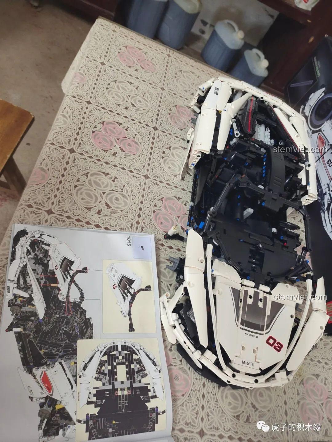 Giai đoạn bốn của quá trình lắp ráp Mould King 13145 McLaren 720S, lắp ráp cầu trước và liên kết bánh xe. Đồ chơi xây dựng Siêu xe McLaren 720S 145 đáng tiền.