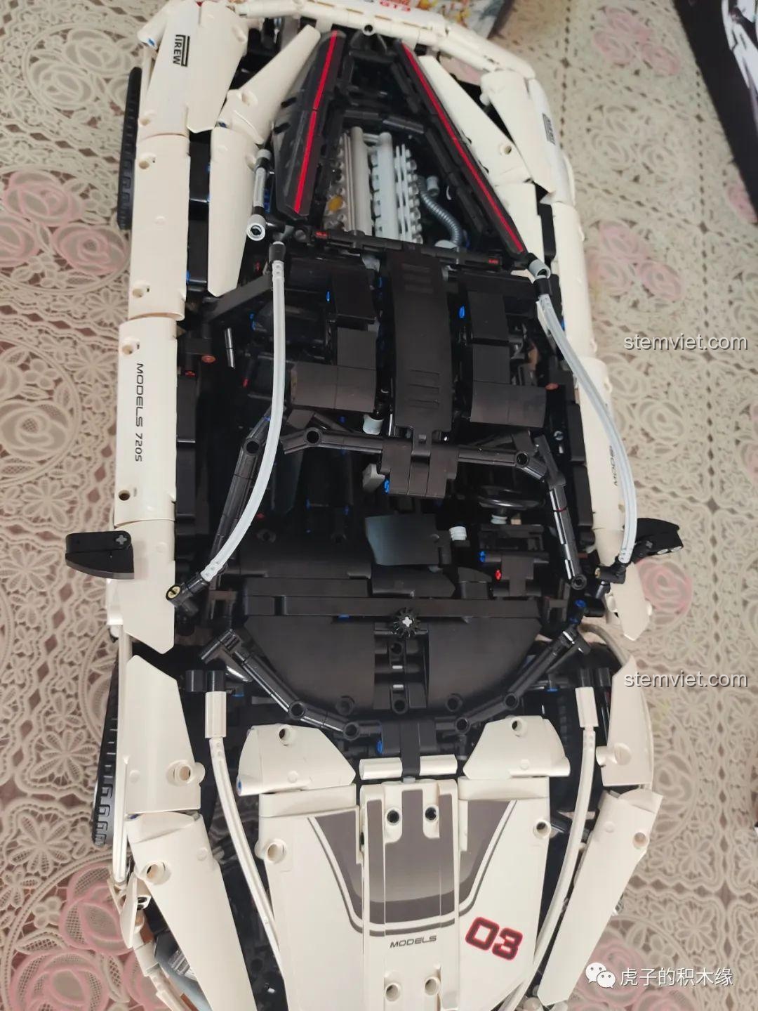 Giai đoạn năm của quá trình lắp ráp Mould King 13145 McLaren 720S, lắp ráp thân xe và khung. Mould King 45 Mô hình McLaren 720S siêu tiết kiệm.