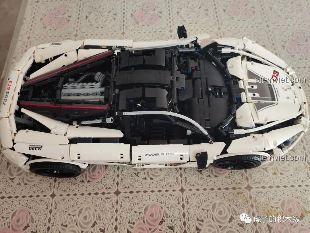 Giai đoạn bảy của quá trình lắp ráp Mould King 13145 McLaren 720S, lắp ráp cánh gió, cản sau và nắp động cơ. Bộ đồ chơi 145 đáng tiền.