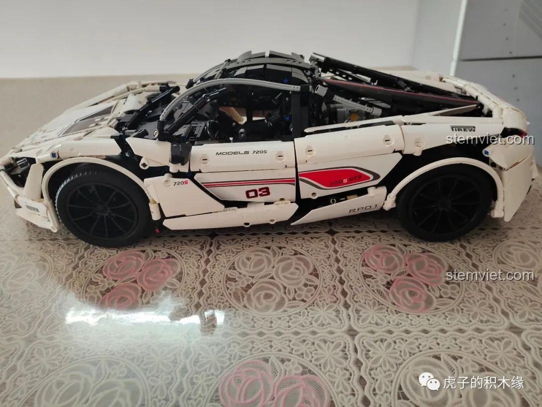 Giai đoạn chín của quá trình lắp ráp Mould King 13145 McLaren 720S, lắp ráp hai cánh cửa cánh bướm. Đồ chơi mô hình Siêu xe McLaren 720S 13145 tiết kiệm.