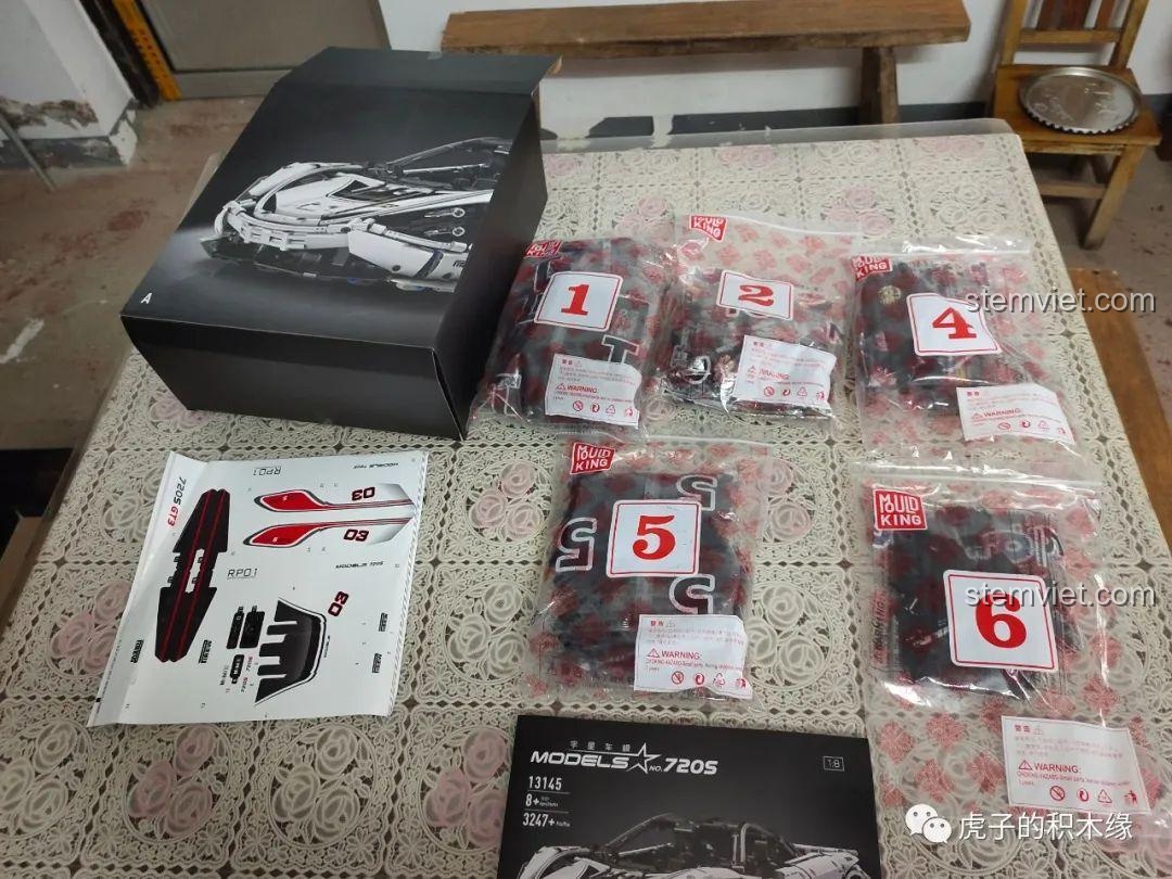 Nội dung hộp A của Mould King 13145 McLaren 720S, bao gồm các túi chi tiết, sách hướng dẫn và bộ sticker. Đồ chơi mô hình McLaren 720S cho trẻ em từ 8 tuổi.