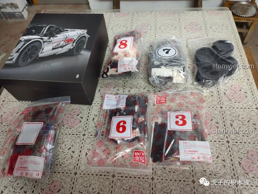 Nội dung hộp B của Mould King 13145 McLaren 720S, bao gồm các túi chi tiết, chi tiết dùng chung và bánh xe đã lắp sẵn. Bộ lắp ráp 45 giá bình dân.