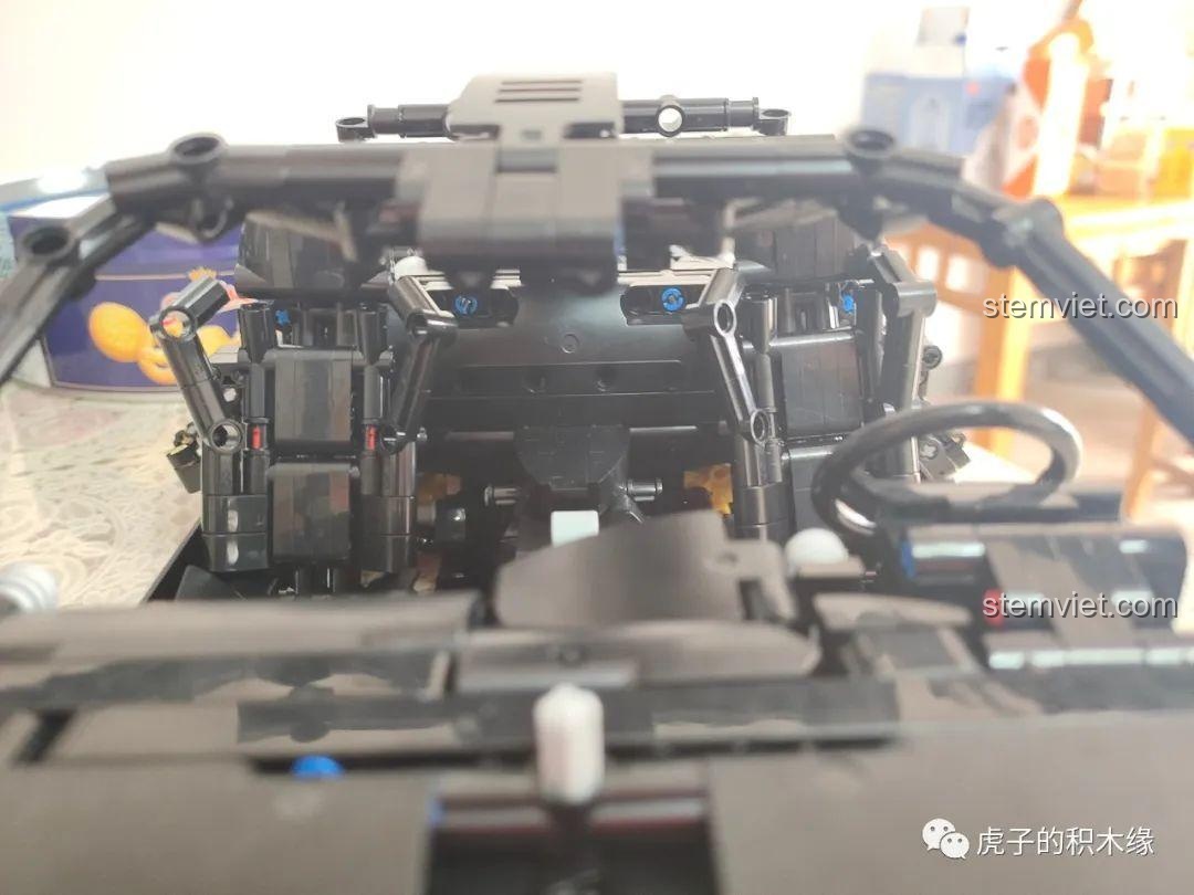 Quá trình lắp ráp hộp số và động cơ của Mould King 13145 McLaren 720S, với các chi tiết phức tạp. Bộ đồ chơi McLaren 720S 13145D giá hời.