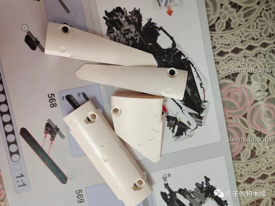 Quá trình kết nối các phần chính của Mould King 13145 McLaren 720S, tạo nên cấu trúc tổng thể. Bộ đồ chơi Xe thể thao McLaren 720S Mould King giá bình dân.