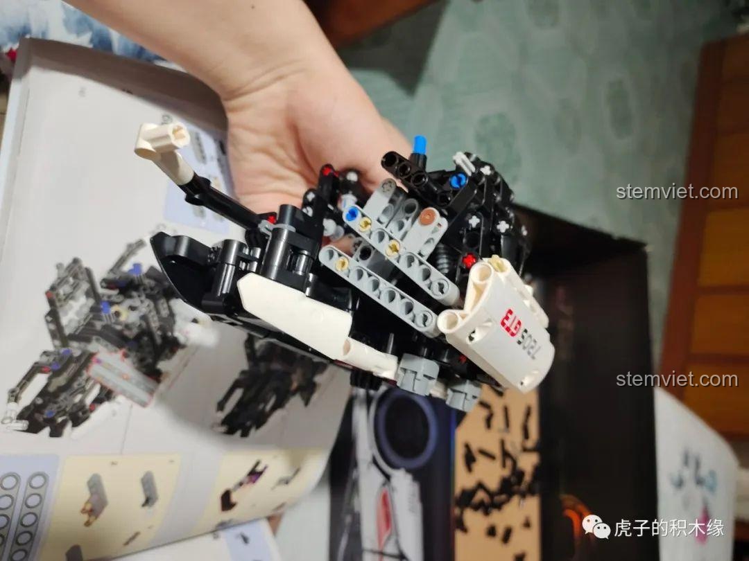 Quá trình lắp ráp thân xe và khung của Mould King 13145 McLaren 720S, dần hình thành dáng vẻ. Bộ đồ chơi McLaren 720S cho con trai 8 tuổi.