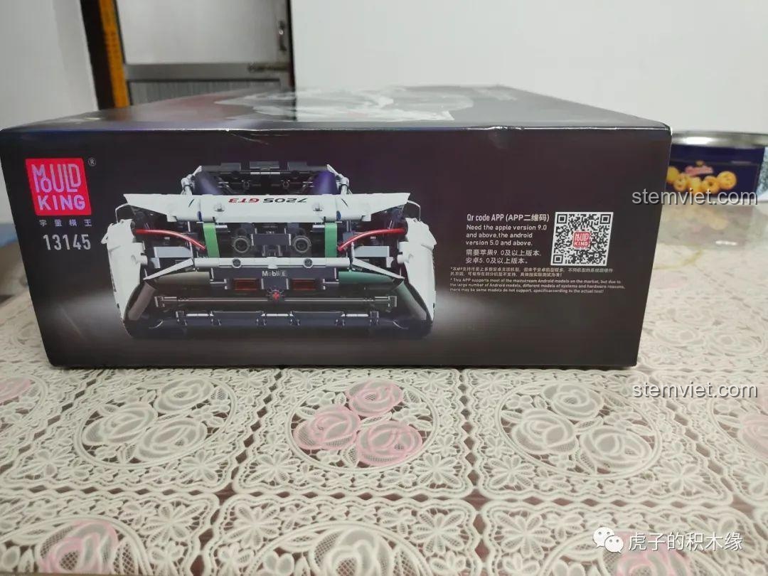 Mặt sau hộp Mould King 13145 McLaren 720S, hiển thị mã QR cho ứng dụng điều khiển và hình ảnh đuôi xe. Xe thể thao McLaren 720S 13145D xịn giá rẻ.