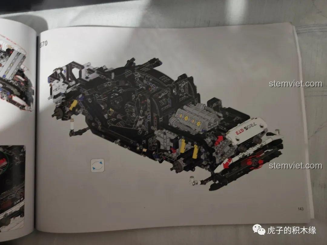 Cận cảnh nội thất trung tâm của McLaren 720S Mould King 13145D, với vô lăng và bảng điều khiển. Đồ chơi mô hình McLaren 720S cho trẻ em từ 8 tuổi.