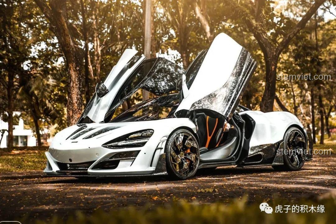Chiêm ngưỡng siêu xe McLaren 720S Mould King 13145D trắng tinh khôi, cửa cánh bướm mở rộng, nổi bật giữa thiên nhiên. Review Mould King 13145 Mô hình McLaren 720S.