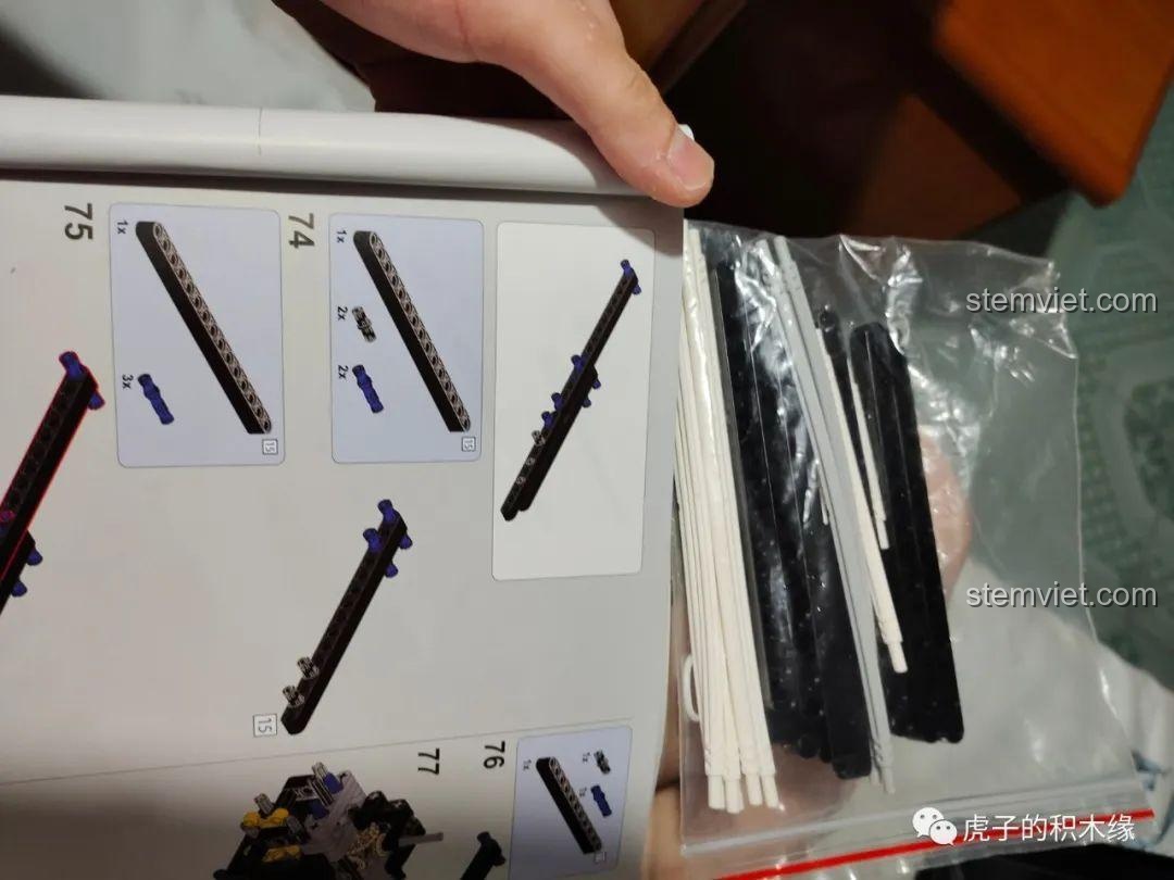 Trang hướng dẫn Mould King 13145 McLaren 720S và túi chi tiết chứa thanh 15 lỗ. Bộ đồ chơi 145 đáng tiền.