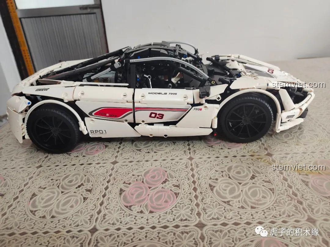 Mô hình McLaren 720S Mould King 13145D hoàn chỉnh nhìn từ bên hông, thể hiện tỷ lệ và chi tiết ấn tượng. Cảm nhận Mould King 13145 Mô hình McLaren 720S.