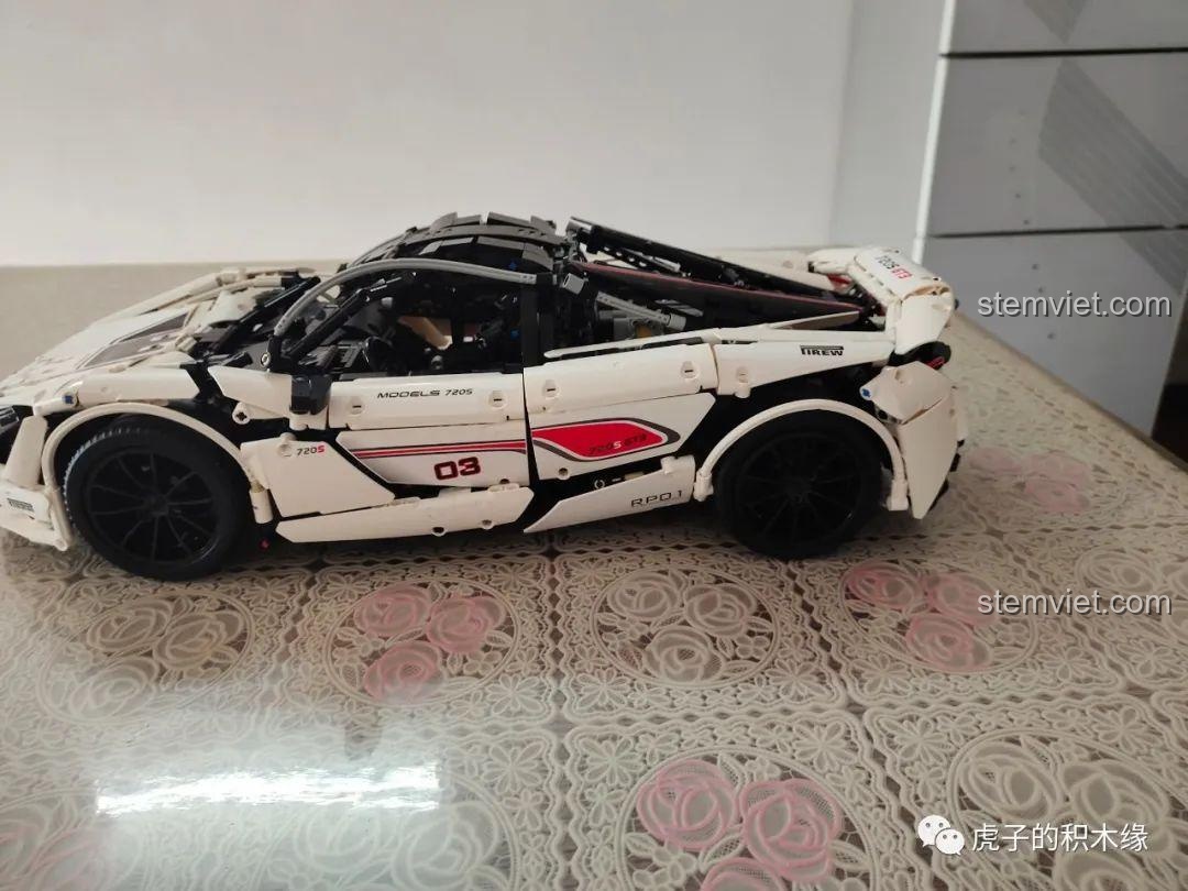 Mô hình McLaren 720S Mould King 13145D nhìn từ bên hông, với các đường nét khí động học hoàn hảo. Xe thể thao McLaren 720S 13145D xịn giá rẻ.