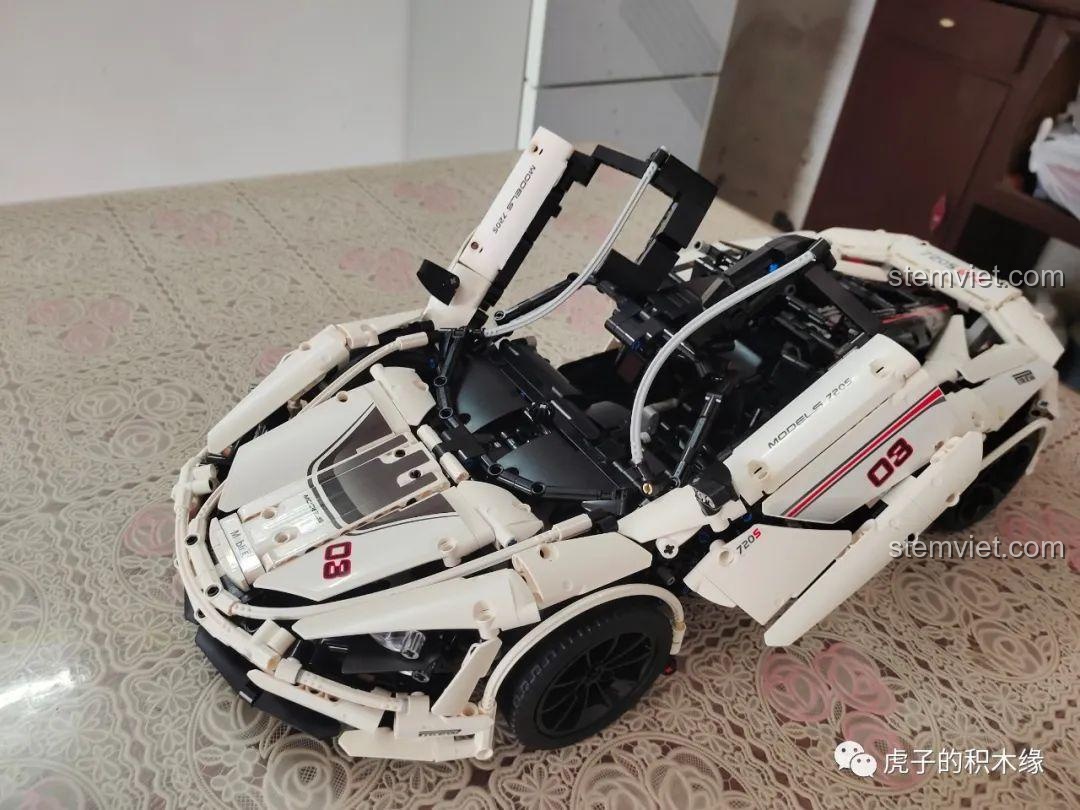 Phần đuôi xe McLaren 720S Mould King 13145D với cánh gió nâng hạ và ống xả kép, tạo vẻ ngoài mạnh mẽ. Bộ lắp ráp Mô hình McLaren 720S 13145 D giá hời.