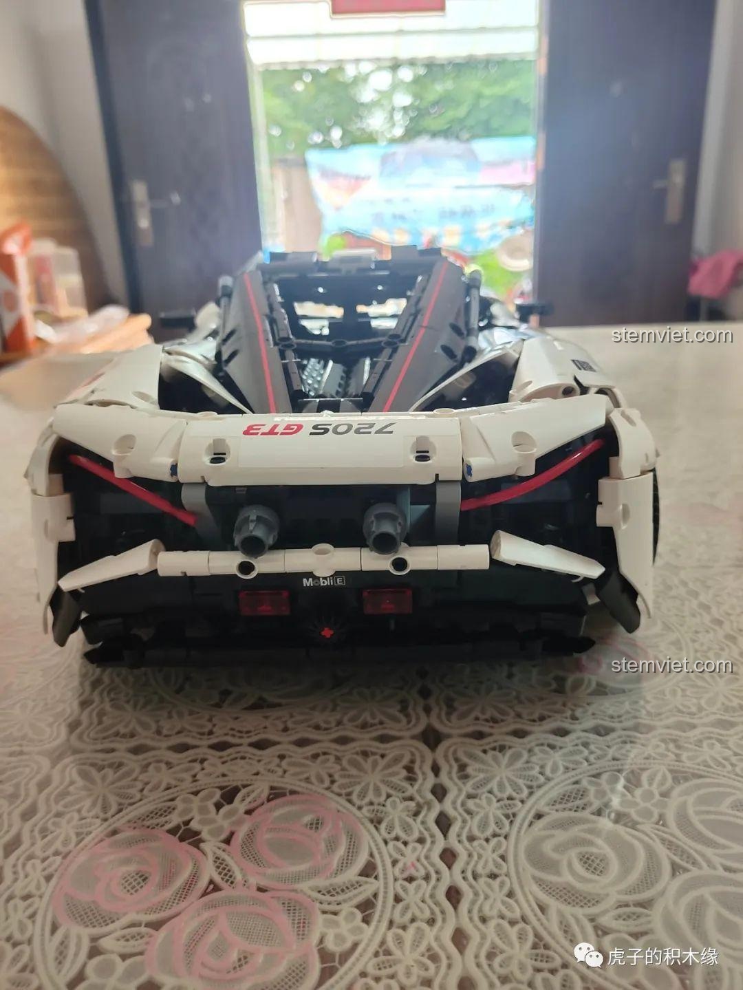 Góc nhìn tổng thể của siêu xe McLaren 720S Mould King 13145D đã hoàn thành, thể hiện sự tinh xảo. Bộ lắp ráp McLaren 720S 145 chất lượng cao giá tốt.