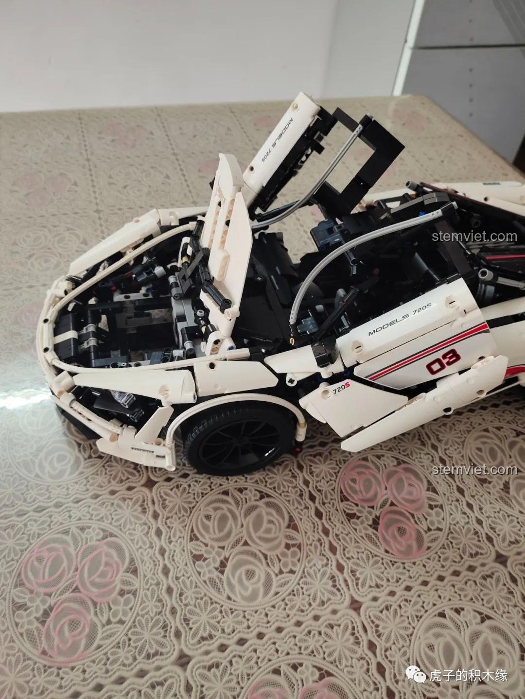 Góc nhìn tổng thể từ phía sau của McLaren 720S Mould King 13145D, thể hiện sự cân đối và mạnh mẽ. Bộ đồ chơi McLaren 720S 13145D giá hời.