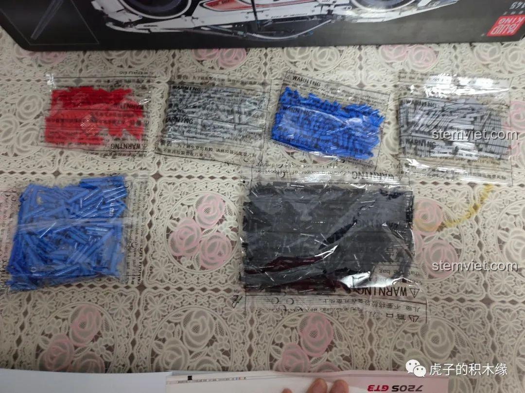 Các túi chi tiết dùng chung của Mould King 13145 McLaren 720S, phân loại theo màu sắc và loại chi tiết. Trải nghiệm Mould King 13145D McLaren 720S.