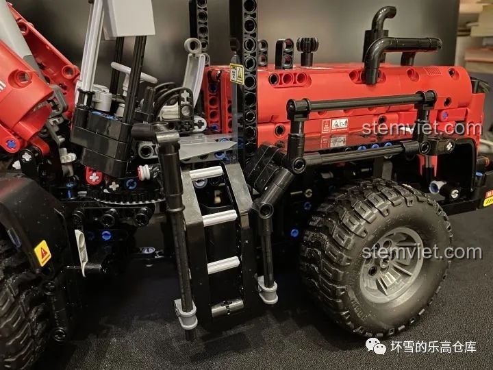 Chi tiết bậc thang và tay vịn lên xuống của Xe Xúc Lật Công Trình ONEBOT OBZZJ01AIQI, tăng tính chân thực.