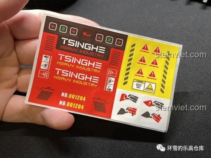 Tấm decal dán chi tiết cho bộ Xe Xúc Lật Công Trình ONEBOT OBZZJ01AIQI, với các họa tiết sắc nét và màu sắc tươi sáng.