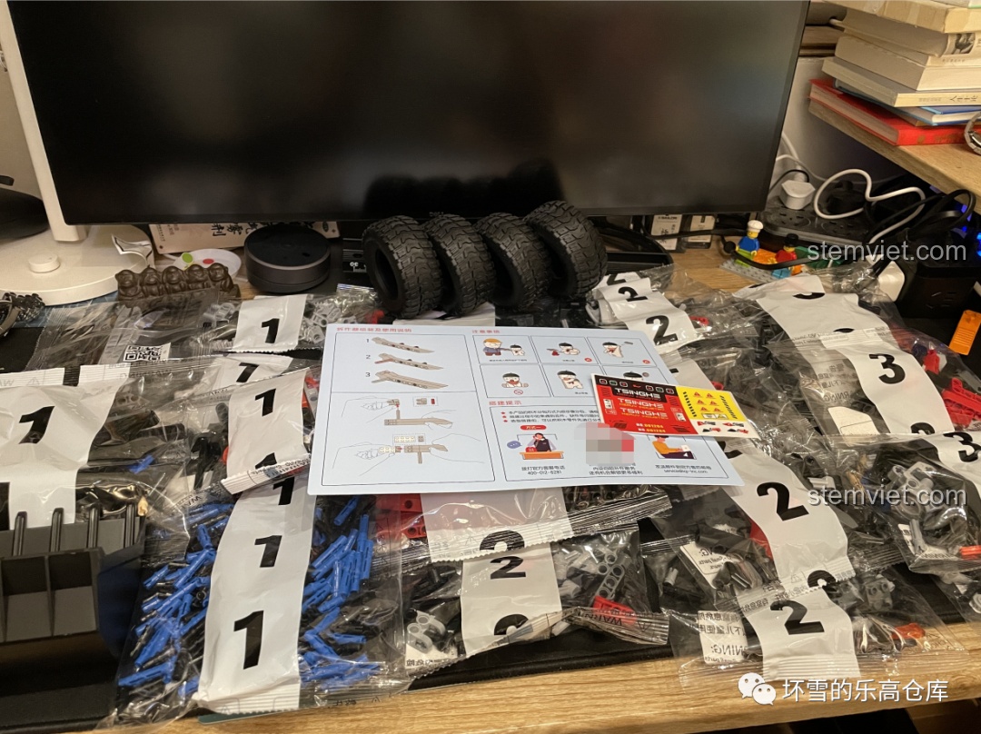 Các túi linh kiện được phân loại theo bước lắp ráp của bộ Xe Xúc Lật Công Trình ONEBOT OBZZJ01AIQI, rất ngăn nắp.