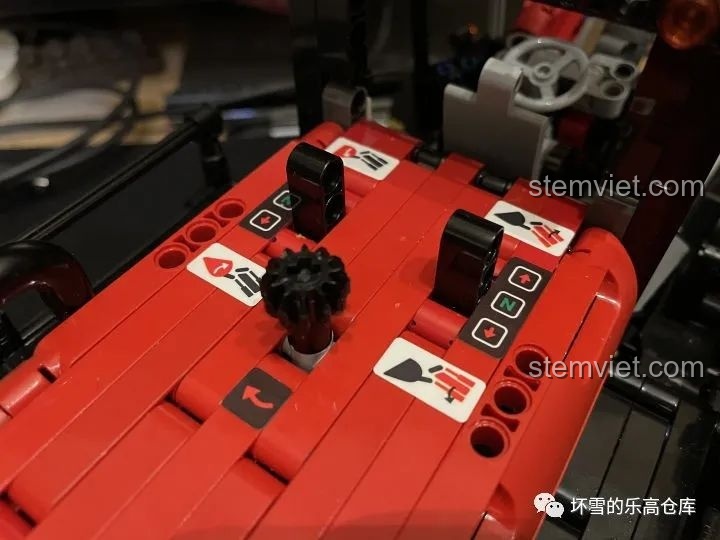 Hệ thống cần điều khiển kép và bánh răng của Xe Xúc Lật Công Trình ONEBOT OBZZJ01AIQI, cho phép điều khiển linh hoạt.