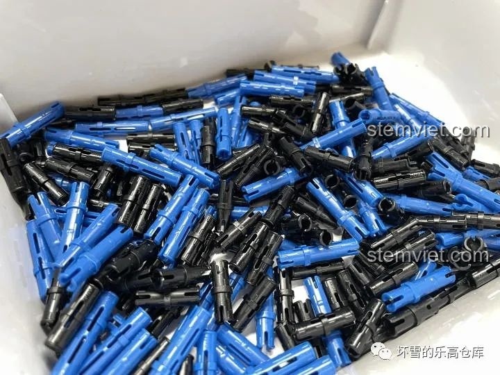 Một đống các chốt kết nối màu xanh và đen, linh kiện quan trọng trong bộ lắp ráp Xe Xúc Lật Công Trình ONEBOT OBZZJ01AIQI.