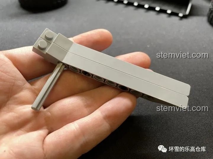 Dụng cụ tháo lắp chuyên dụng cho các mảnh ghép kỹ thuật của bộ Xe Xúc Lật Công Trình ONEBOT OBZZJ01AIQI, rất tiện lợi.