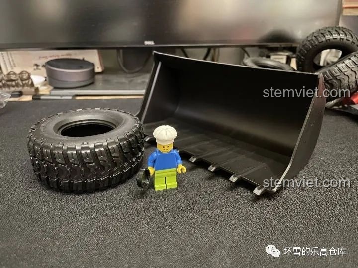 Chi tiết gầu xúc lớn và lốp xe của bộ Xe Xúc Lật Công Trình ONEBOT OBZZJ01AIQI, thể hiện kích thước và độ bền.