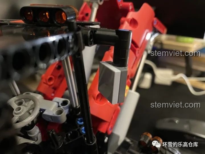 Chi tiết gương chiếu hậu của Xe Xúc Lật Công Trình ONEBOT OBZZJ01AIQI, với bề mặt phản chiếu tốt.