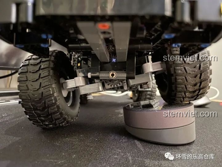 Gầm xe và hệ thống treo độc lập của Xe Xúc Lật Công Trình ONEBOT OBZZJ01AIQI, đảm bảo khả năng vận hành tốt.