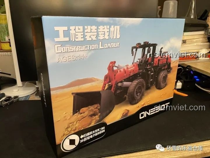 Hộp sản phẩm bộ lắp ráp Xe Xúc Lật Công Trình ONEBOT OBZZJ01AIQI màu đỏ đen, thiết kế ấn tượng, thu hút mọi ánh nhìn.