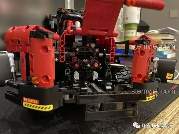 Khoang động cơ phía sau của Xe Xúc Lật Công Trình ONEBOT OBZZJ01AIQI mở ra, lộ rõ các bánh răng và cơ cấu bên trong.