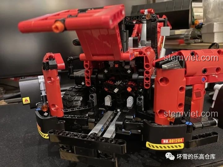 Góc nhìn rộng hơn khoang động cơ mở của Xe Xúc Lật Công Trình ONEBOT OBZZJ01AIQI, cho thấy không gian bên trong.