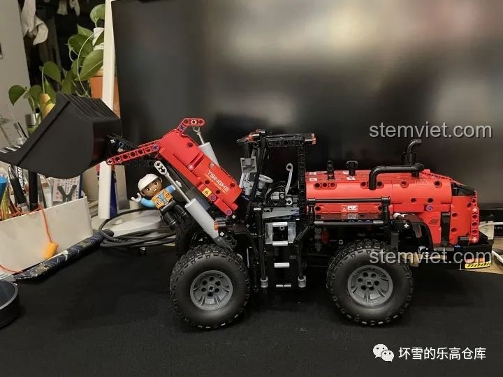 Mô hình Xe Xúc Lật Công Trình ONEBOT OBZZJ01AIQI đã hoàn thành, nhìn từ góc nghiêng, thể hiện kích thước và thiết kế.