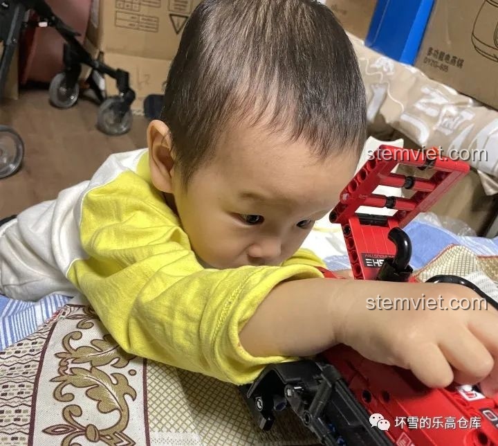 Mô hình Xe Xúc Lật Công Trình ONEBOT OBZZJ01AIQI đã hoàn thành, nhìn từ góc nghiêng, thể hiện kích thước và thiết kế.