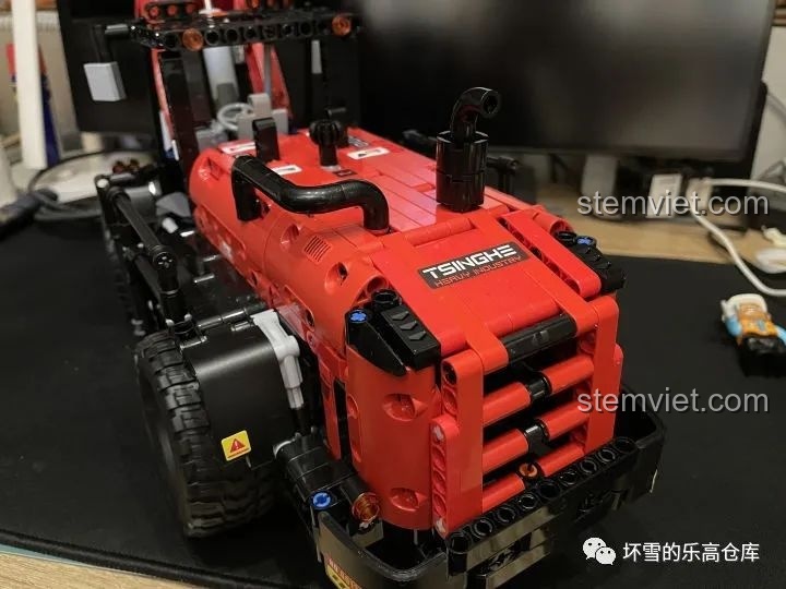 Nắp động cơ phía trên của Xe Xúc Lật Công Trình ONEBOT OBZZJ01AIQI, với các chi tiết ống xả và lưới tản nhiệt.